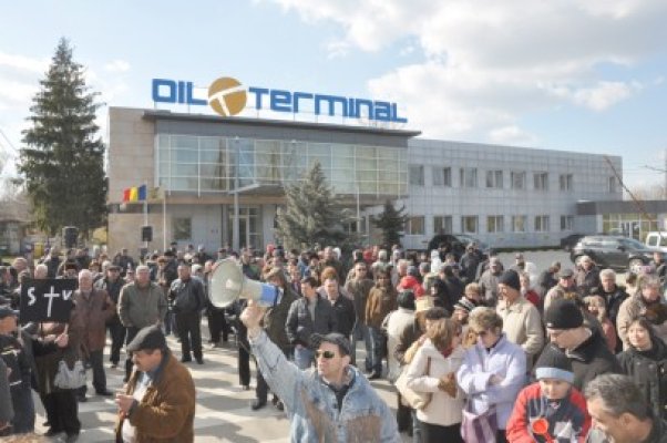 Angajaţii de la Oil Terminal îşi cer primele din 2011 în instanţă